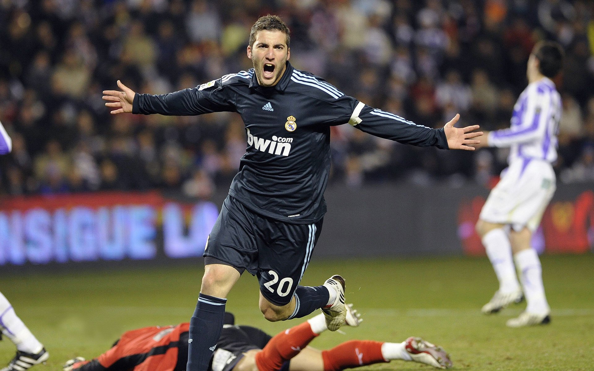 莫伊：凭借强悍的身体对抗和scrum控制力，成为全黑队的一大亮点，莫伊游戏